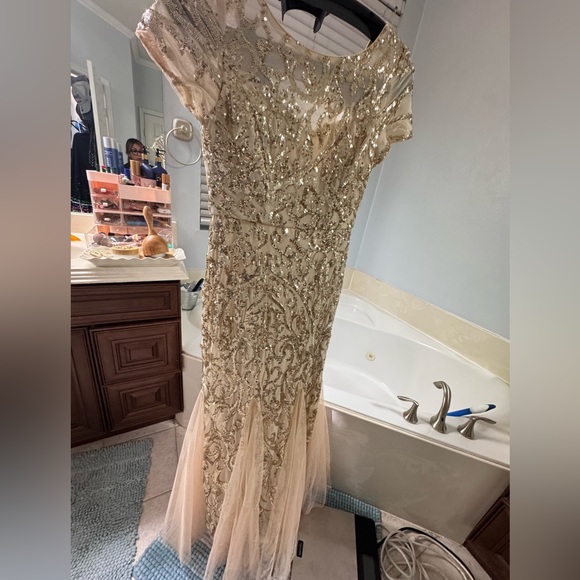 Elegant Sequin Gown - Picture 4 of 8